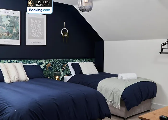 Luxurious 4bedroom House By Homebird Management Short Lets & Serviced With Private Parking, Garden & Patio Area Leeds (West Yorkshire)