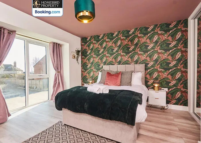 Luxurious 4bedroom House By Homebird Management Short Lets & Serviced With Private Parking, Garden & Patio Area Сasa de vacaciones