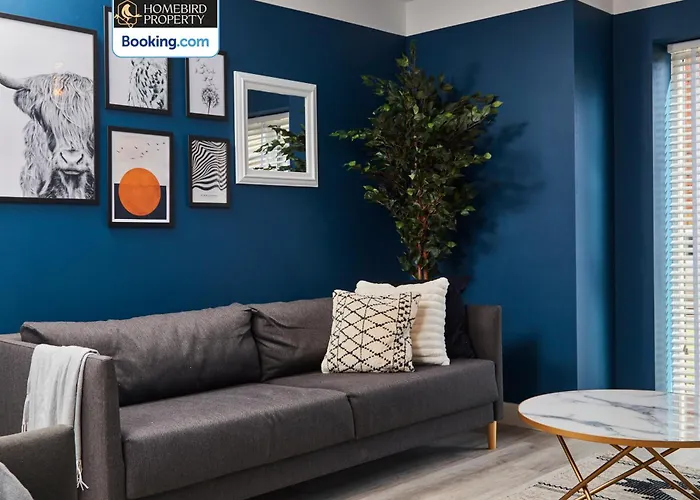 Luxurious 4bedroom House By Homebird Management Short Lets & Serviced With Private Parking, Garden & Patio Area