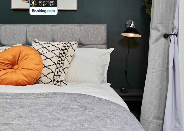 Luxurious 4bedroom House By Homebird Management Short Lets & Serviced With Private Parking, Garden & Patio Area Сasa de vacaciones *