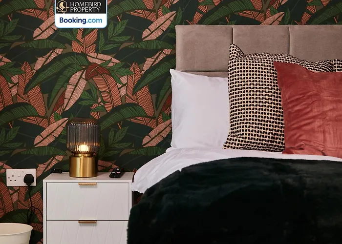 Luxurious 4bedroom House By Homebird Management Short Lets & Serviced With Private Parking, Garden & Patio Area * Leeds (West Yorkshire)