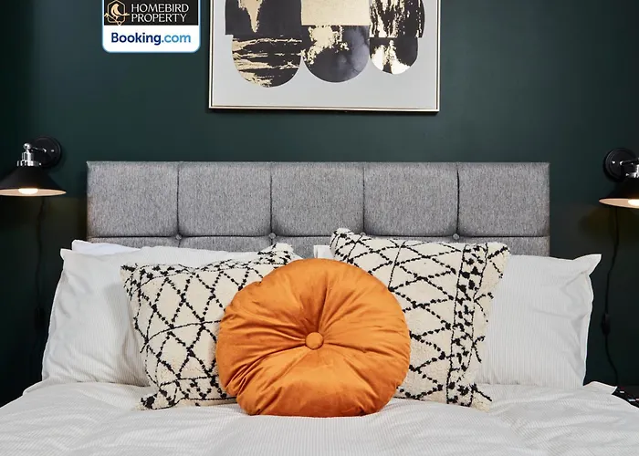 Luxurious 4bedroom House By Homebird Management Short Lets & Serviced With Private Parking, Garden & Patio Area *