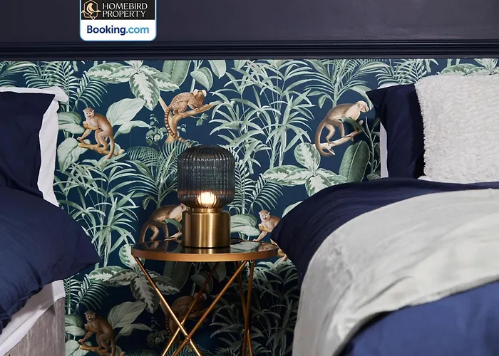 Luxurious 4bedroom House By Homebird Management Short Lets & Serviced With Private Parking, Garden & Patio Area *