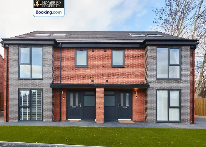 Luxurious 4bedroom House By Homebird Management Short Lets & Serviced With Private Parking, Garden & Patio Area Leeds (West Yorkshire)