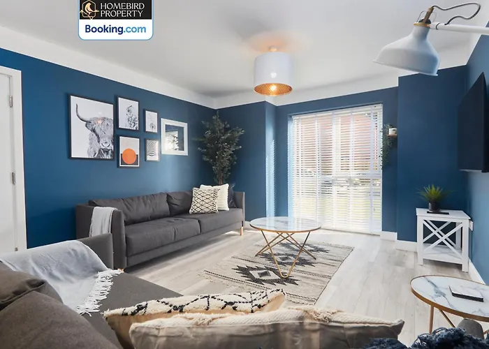 Luxurious 4bedroom House By Homebird Management Short Lets & Serviced With Private Parking, Garden & Patio Area * Leeds (West Yorkshire)