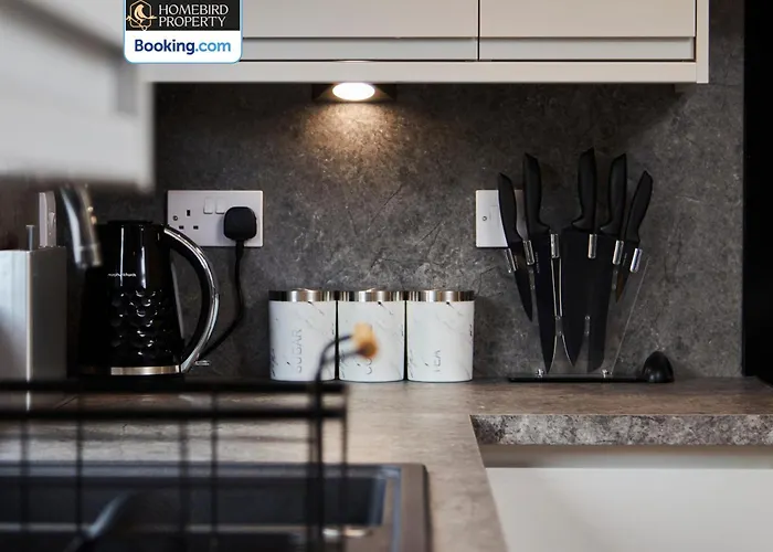 Сasa de vacaciones Luxurious 4bedroom House By Homebird Management Short Lets & Serviced With Private Parking, Garden & Patio Area *