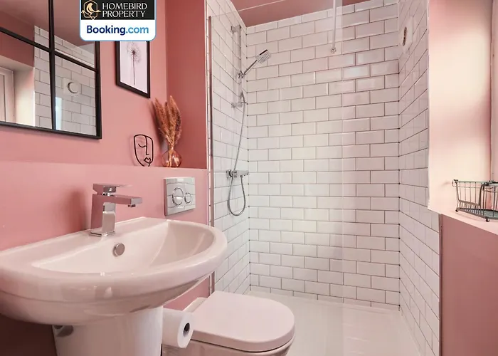 Luxurious 4bedroom House By Homebird Management Short Lets & Serviced With Private Parking, Garden & Patio Area Leeds (West Yorkshire)