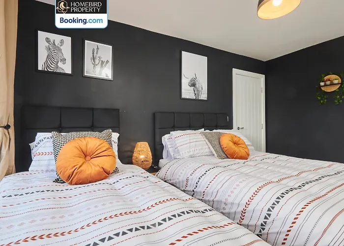 Luxurious 4bedroom House By Homebird Management Short Lets & Serviced With Private Parking, Garden & Patio Area * Leeds (West Yorkshire)