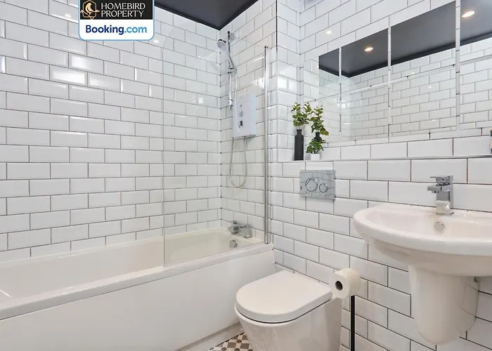 Luxurious 4bedroom House By Homebird Management Short Lets & Serviced With Private Parking, Garden & Patio Area Leeds (West Yorkshire)