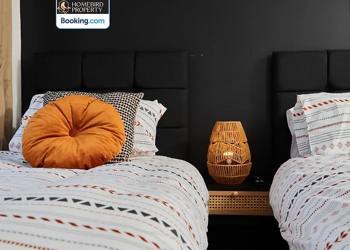 Luxurious 4bedroom House By Homebird Management Short Lets & Serviced With Private Parking, Garden & Patio Area * Leeds (West Yorkshire)