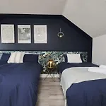 Luxurious 4bedroom House By Homebird Management Short Lets & Serviced With Private Parking, Garden & Patio Area *