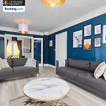 度假居 Luxurious 4bedroom House By Homebird Management Short Lets & Serviced With Private Parking, Garden & Patio Area