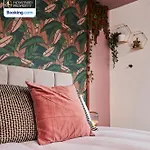 Luxurious 4bedroom House By Homebird Management Short Lets & Serviced With Private Parking, Garden & Patio Area