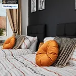 度假居 Luxurious 4bedroom House By Homebird Management Short Lets & Serviced With Private Parking, Garden & Patio Area
