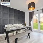 度假居 Luxurious 4bedroom House By Homebird Management Short Lets & Serviced With Private Parking, Garden & Patio Area 利兹