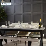 Luxurious 4bedroom House By Homebird Management Short Lets & Serviced With Private Parking, Garden & Patio Area *