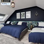 Luxurious 4bedroom House By Homebird Management Short Lets & Serviced With Private Parking, Garden & Patio Area * 利兹