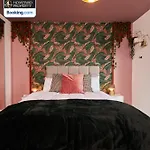 Luxurious 4bedroom House By Homebird Management Short Lets & Serviced With Private Parking, Garden & Patio Area 度假居