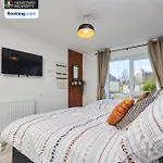 度假居 Luxurious 4bedroom House By Homebird Management Short Lets & Serviced With Private Parking, Garden & Patio Area *