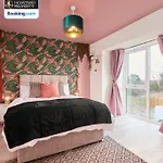 度假居 Luxurious 4bedroom House By Homebird Management Short Lets & Serviced With Private Parking, Garden & Patio Area 利兹