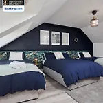 Luxurious 4bedroom House By Homebird Management Short Lets & Serviced With Private Parking, Garden & Patio Area *