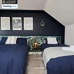 度假居 Luxurious 4bedroom House By Homebird Management Short Lets & Serviced With Private Parking, Garden & Patio Area 利兹