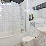 Luxurious 4bedroom House By Homebird Management Short Lets & Serviced With Private Parking, Garden & Patio Area 利兹