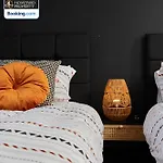 Luxurious 4bedroom House By Homebird Management Short Lets & Serviced With Private Parking, Garden & Patio Area * 利兹