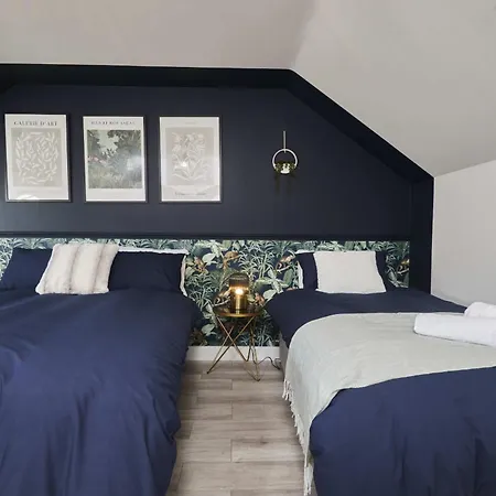 Luxurious 4bedroom House By Homebird Management Short Lets & Serviced With Private Parking, Garden & Patio Area *