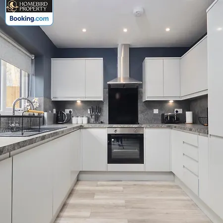 度假居 Luxurious 4bedroom House By Homebird Management Short Lets & Serviced With Private Parking, Garden & Patio Area *