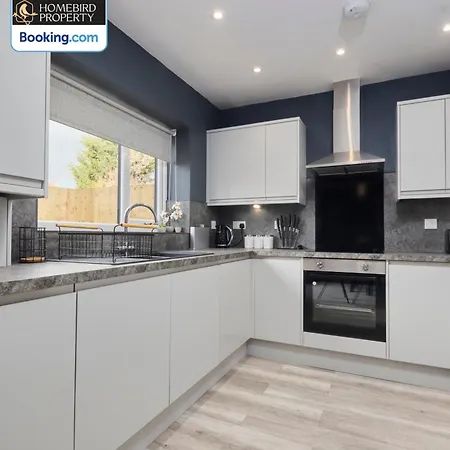 בית נופש Luxurious 4bedroom House By Homebird Management Short Lets & Serviced With Private Parking, Garden & Patio Area לידס