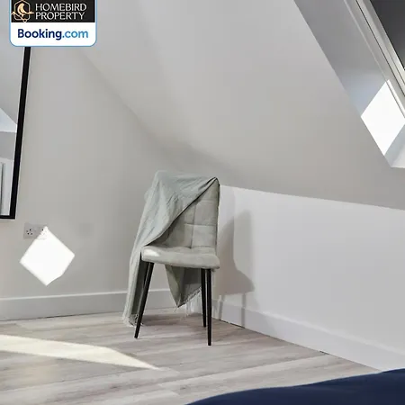 Luxurious 4bedroom House By Homebird Management Short Lets & Serviced With Private Parking, Garden & Patio Area * לידס
