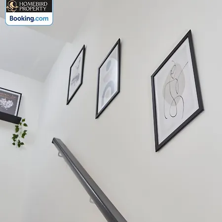 度假居 Luxurious 4bedroom House By Homebird Management Short Lets & Serviced With Private Parking, Garden & Patio Area *