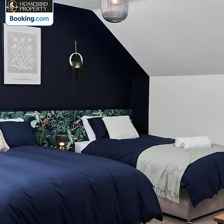 Luxurious 4bedroom House By Homebird Management Short Lets & Serviced With Private Parking, Garden & Patio Area לידס