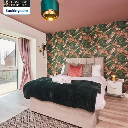 Luxurious 4bedroom House By Homebird Management Short Lets & Serviced With Private Parking, Garden & Patio Area 度假居