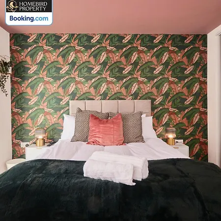 Luxurious 4bedroom House By Homebird Management Short Lets & Serviced With Private Parking, Garden & Patio Area 度假居