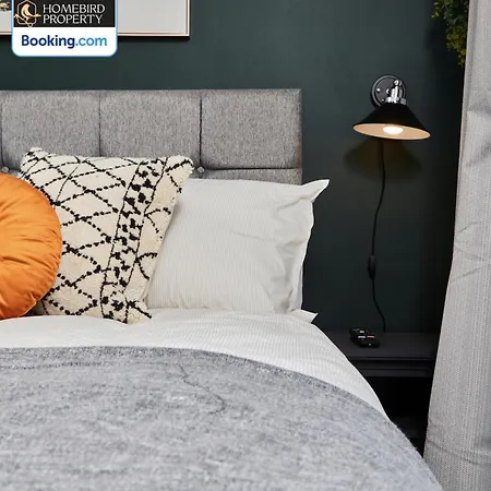 Luxurious 4bedroom House By Homebird Management Short Lets & Serviced With Private Parking, Garden & Patio Area Holiday home *