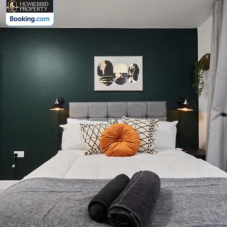 Luxurious 4bedroom House By Homebird Management Short Lets & Serviced With Private Parking, Garden & Patio Area *