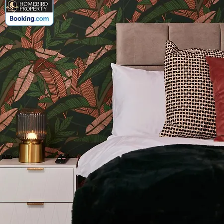 Luxurious 4bedroom House By Homebird Management Short Lets & Serviced With Private Parking, Garden & Patio Area * Leeds (West Yorkshire)