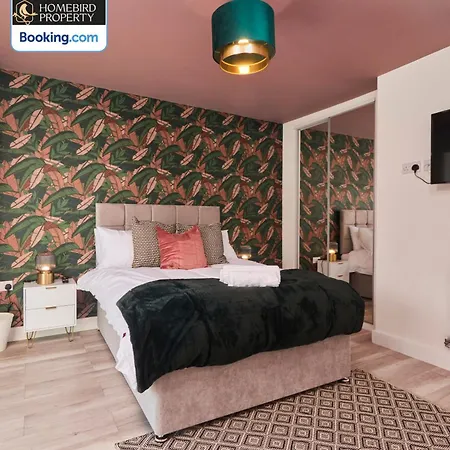 Luxurious 4bedroom House By Homebird Management Short Lets & Serviced With Private Parking, Garden & Patio Area