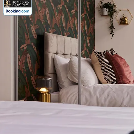 Luxurious 4bedroom House By Homebird Management Short Lets & Serviced With Private Parking, Garden & Patio Area 度假居 *