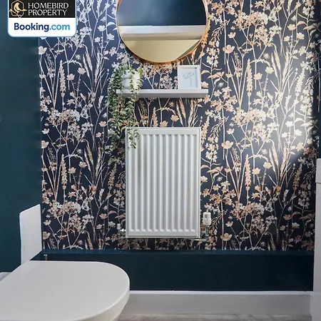 度假居 Luxurious 4bedroom House By Homebird Management Short Lets & Serviced With Private Parking, Garden & Patio Area *