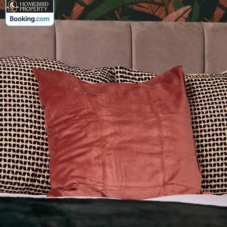 Luxurious 4bedroom House By Homebird Management Short Lets & Serviced With Private Parking, Garden & Patio Area 利兹