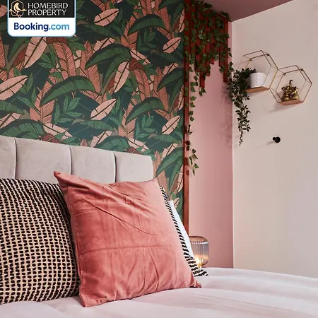 Luxurious 4bedroom House By Homebird Management Short Lets & Serviced With Private Parking, Garden & Patio Area