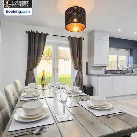 Luxurious 4bedroom House By Homebird Management Short Lets & Serviced With Private Parking, Garden & Patio Area 度假居