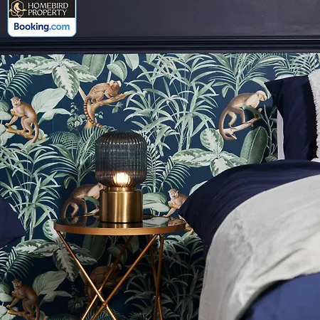 Luxurious 4bedroom House By Homebird Management Short Lets & Serviced With Private Parking, Garden & Patio Area *