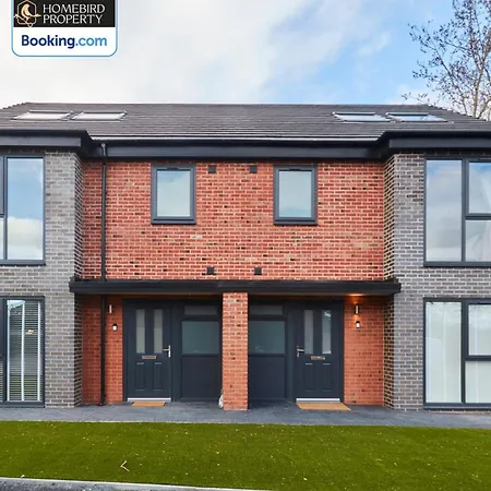 Luxurious 4bedroom House By Homebird Management Short Lets & Serviced With Private Parking, Garden & Patio Area 利兹