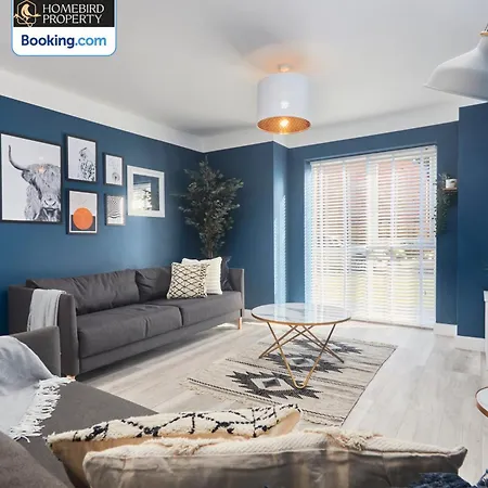 Luxurious 4bedroom House By Homebird Management Short Lets & Serviced With Private Parking, Garden & Patio Area * Leeds (West Yorkshire)