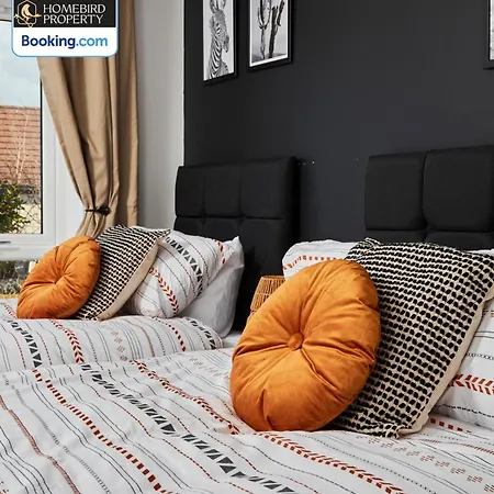 度假居 Luxurious 4bedroom House By Homebird Management Short Lets & Serviced With Private Parking, Garden & Patio Area