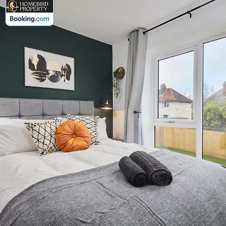 Luxurious 4bedroom House By Homebird Management Short Lets & Serviced With Private Parking, Garden & Patio Area Holiday home *